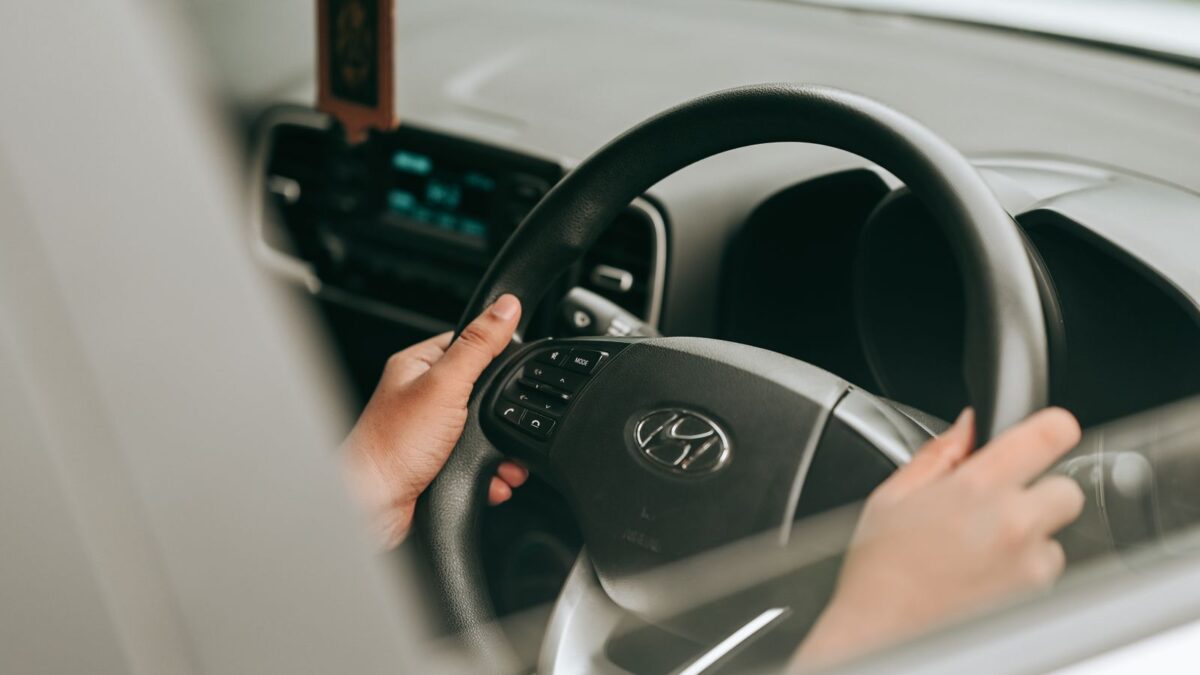 Estalos ao esterçar em carro usado: homocinética, direção ou suspensão?