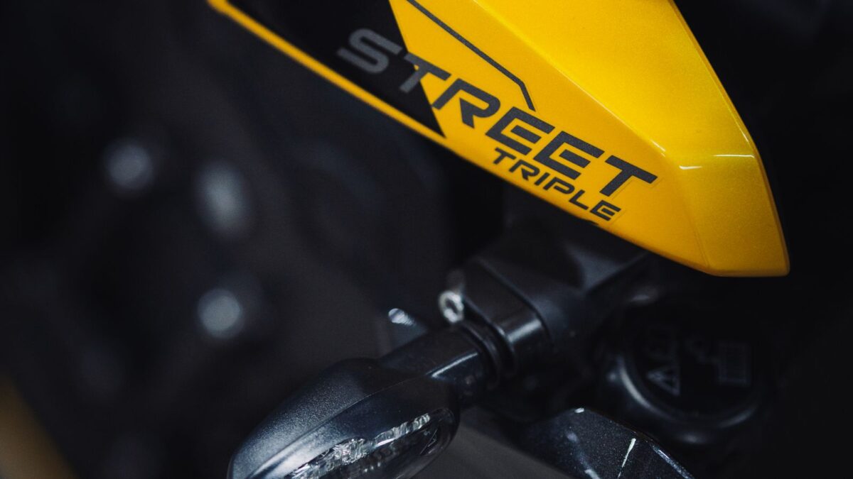 Moto usada com guidão desalinhado: queda, suspensão ou ajuste simples?