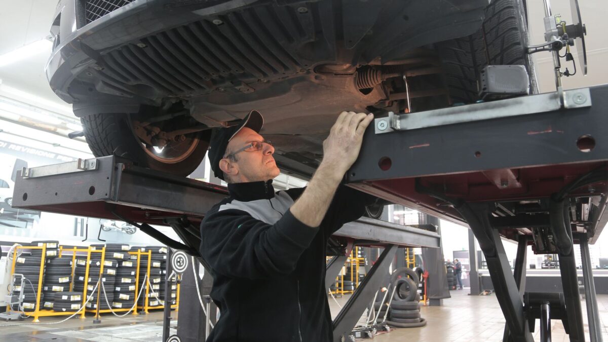 Vazamento entre motor e câmbio: como avaliar o reparo antes da compra