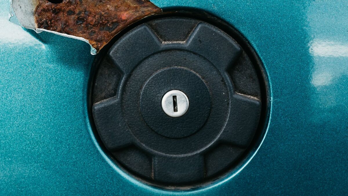 Carro usado com cheiro forte de combustível: o que verificar antes de comprar