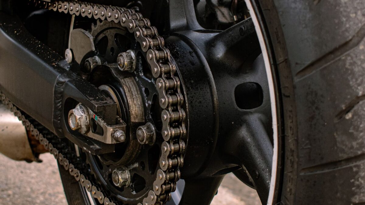 Moto usada com corrente folgada ou estalando: como avaliar o kit relação