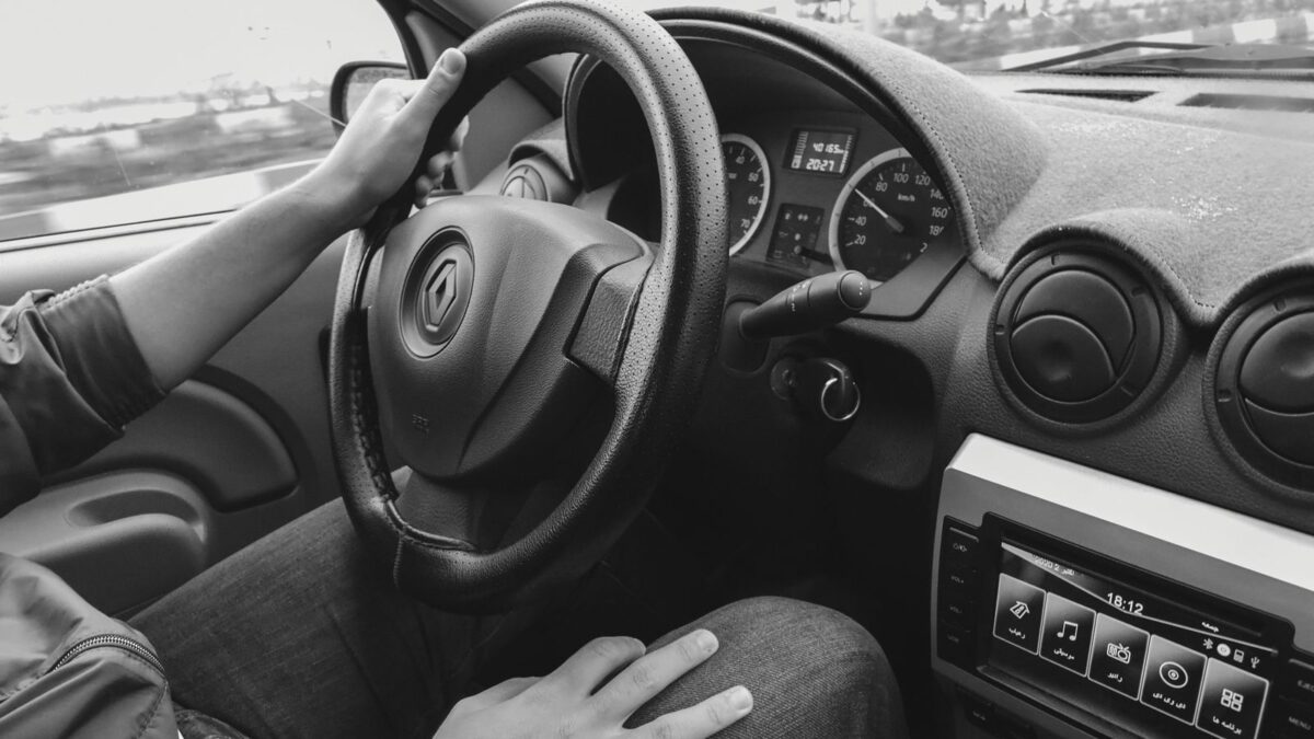 Pedal de embreagem muito alto em carro usado: desgaste ou ajuste?